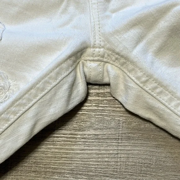 Woman’s Miss Me white distressed, signature capris - size 30 - Picture 7 of 16
